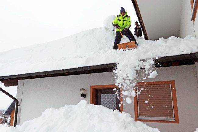 Schneeraeumung-Dach
