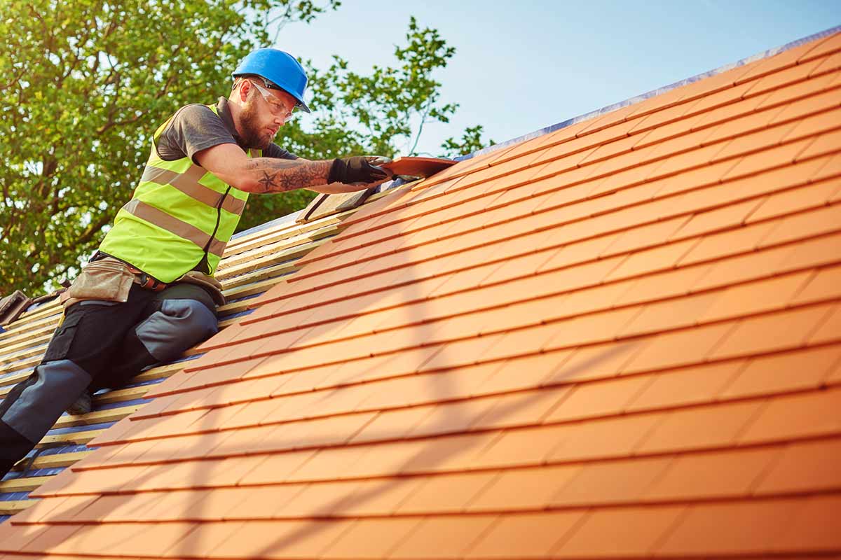 Dachdecker In Der Nähe Jetzt Geöffnet Dachdeckerarbeiten: Alle Tätigkeiten in der Übersicht